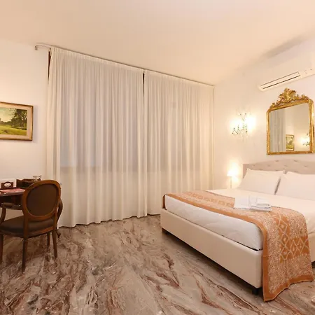 Soderini Splendor: First Floor Palazzo Charm At Castello Square Benátky