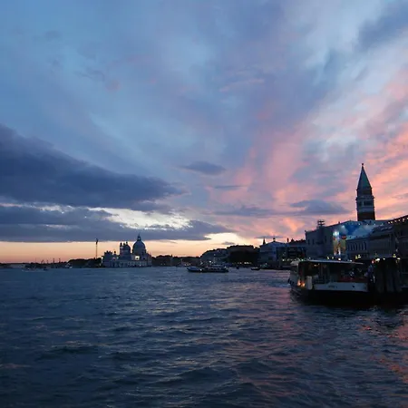 Soderini Splendor: First Floor Palazzo Charm At Castello Square *