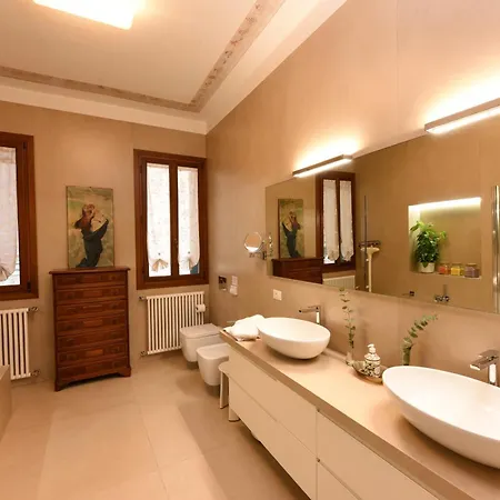 Soderini Splendor: First Floor Palazzo Charm At Castello Square 威尼斯