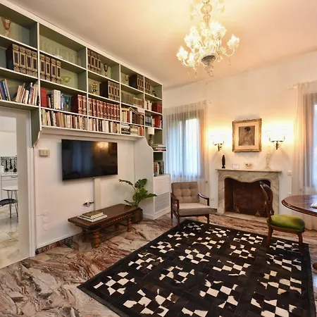 Apartamento Soderini Splendor: First Floor Palazzo Charm At Castello Square Veneza