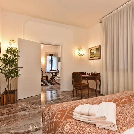 Soderini Splendor: First Floor Palazzo Charm At Castello Square Appartement *