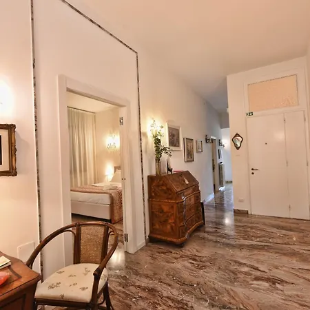 Soderini Splendor: First Floor Palazzo Charm At Castello Square